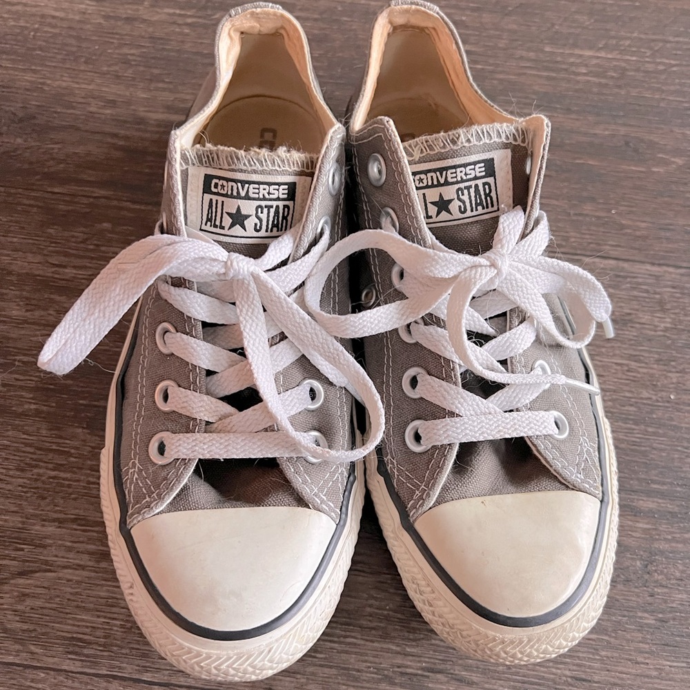 Grey converse low top sneakers